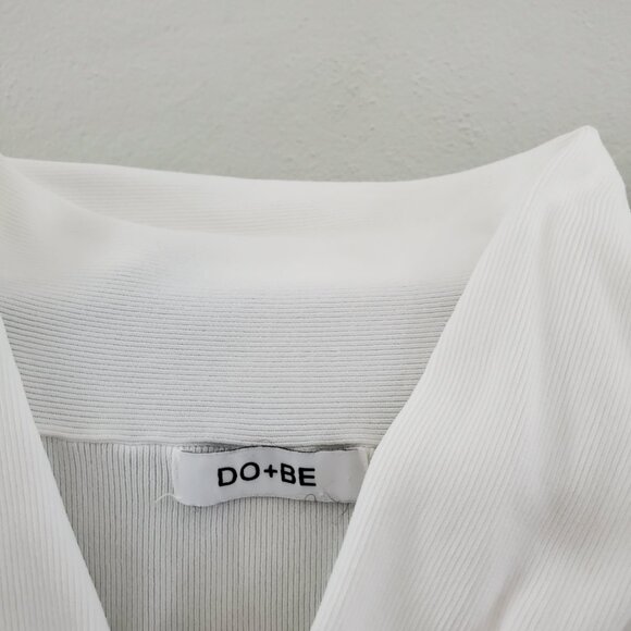 BEAUTIFUL AND UNUSUAL CROPPED WHITE TOP - Picture 2 of 2